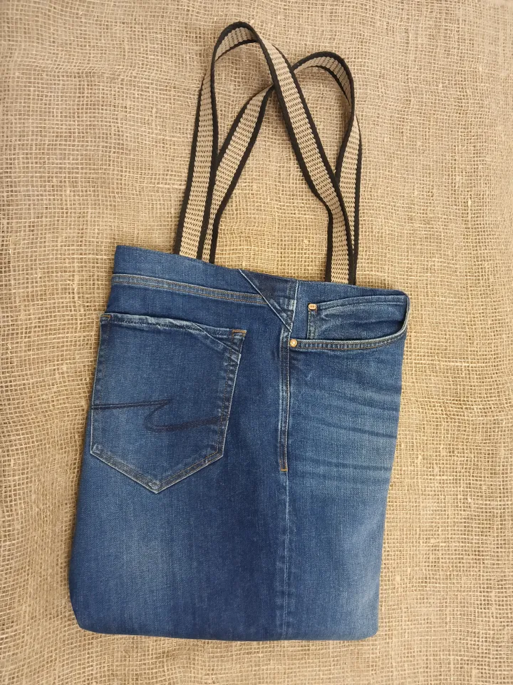 Denim market bag, tout, shopping bag, city bag, made from recycled jeans, with comfortable handles 24 inch long. Comfortable to wear on the shoulder. Bag with lining made of 100% cotton, 6 pockets and strong handles.