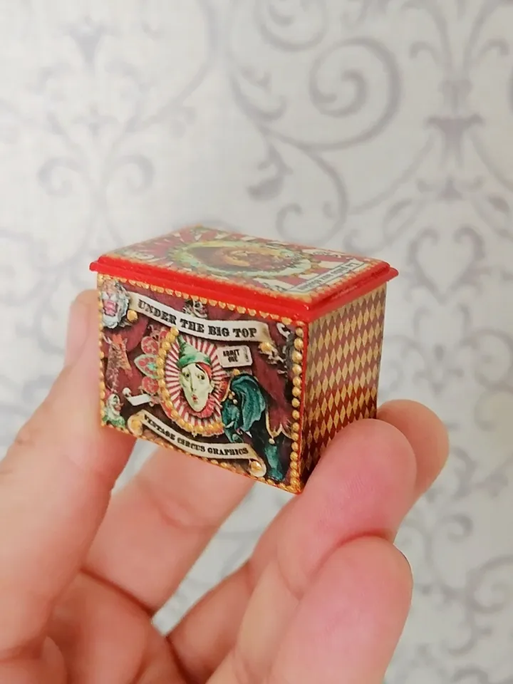 Box with circus figurines to fill the dollhouse in 1:12 scale. Completely handmade.