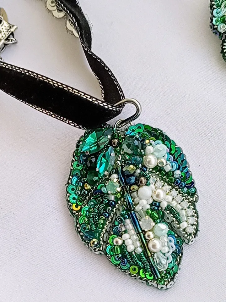Handmade embroidered crystal monstera albo leaf necklace choker, little emerald monstera leaf pendant, monstera jewelry