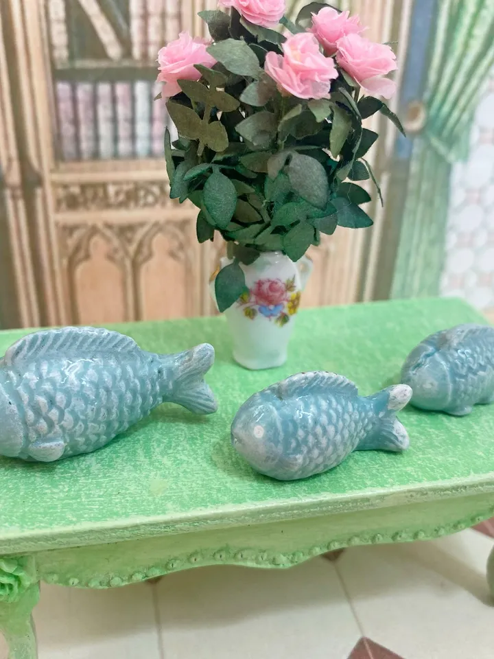 Vintage ceramic figurines for a dollhouse. 1:12. Mini figurines for a doll. Dollhouse accessories. Ceramic fish.