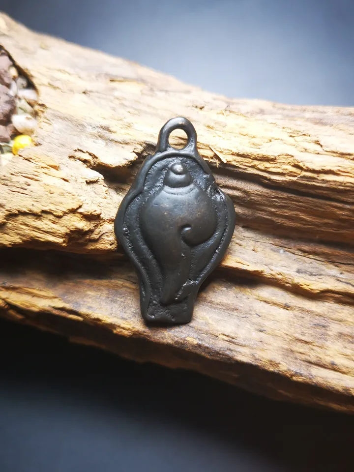 Gandhanra Antique Shankha(Divine Conch) Badge,Tibetan Buddhist Protective Amulet Pendant,Made of Thokcha,60 Years Old