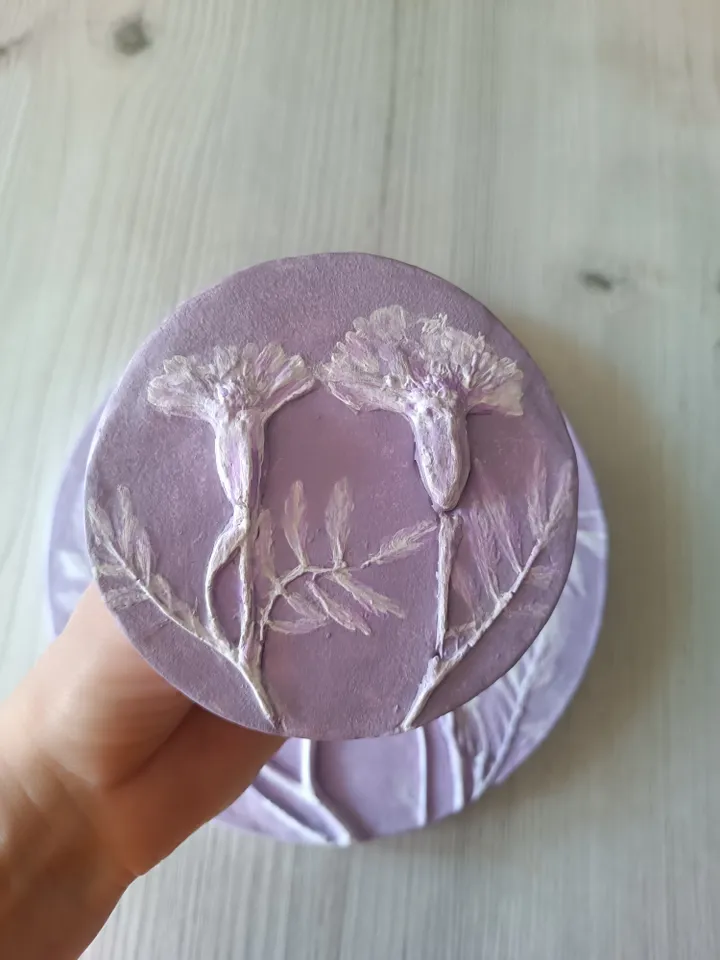 Botanical bas-relief depicting a velvet tree