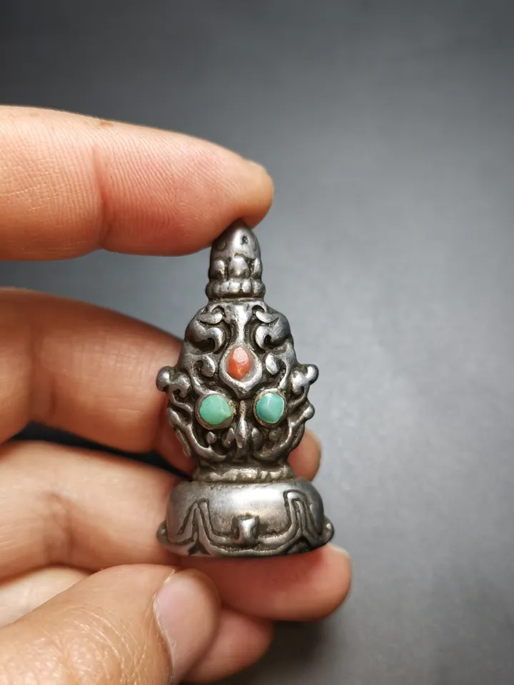 Gandhanra Antique Tibetan Buddhist Amulet,Triratna,Symbol of the Three Jewels,Nandipada Pendant Stamp,Made of Cold Iron,60 Years Old
