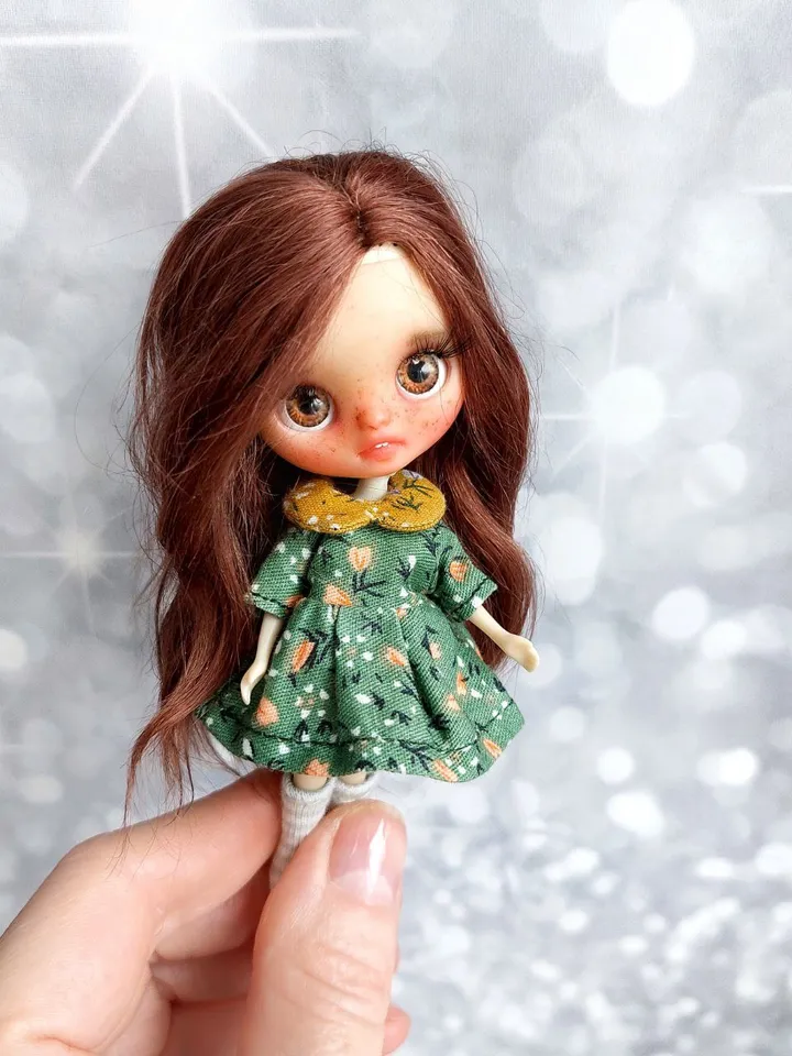 Miniature Blythe doll with natural brown hair. A charming addition to your collection.