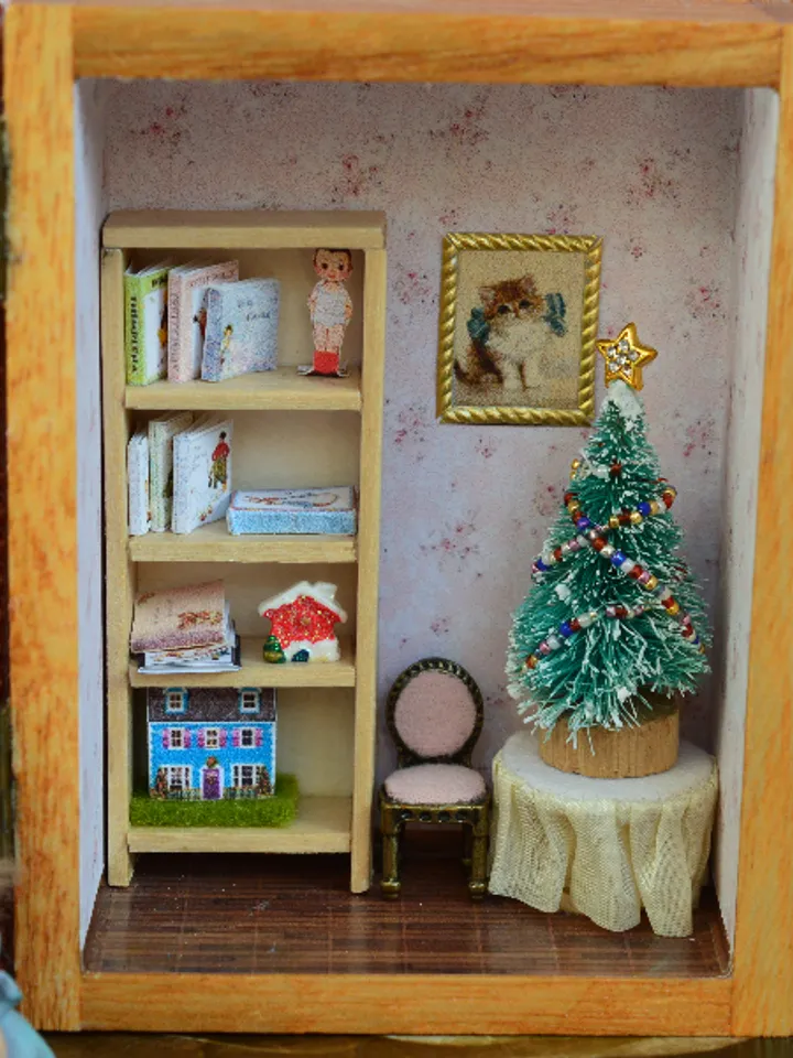 Miniature doll in 24th scale. Tiny doll with accessories in a wooden casket at a scale of 1:24.