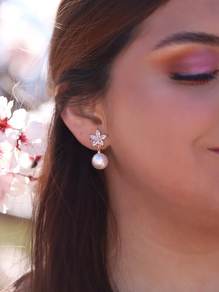 Bridal Drop Earrings, Gold Wedding Earrings, Pearl Wedding Earrings, Swarovski Bridal earrings, Wedding Earrings for brides, Flower Earrings