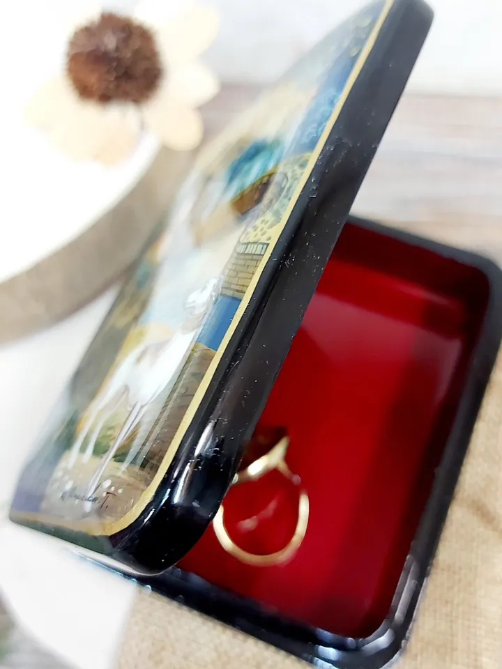 Beautiful Lacquer Box "The lady in the hat", Hand painted miniature painting jewelry box Mother of pearl Papier mache Art gift Fedoskino