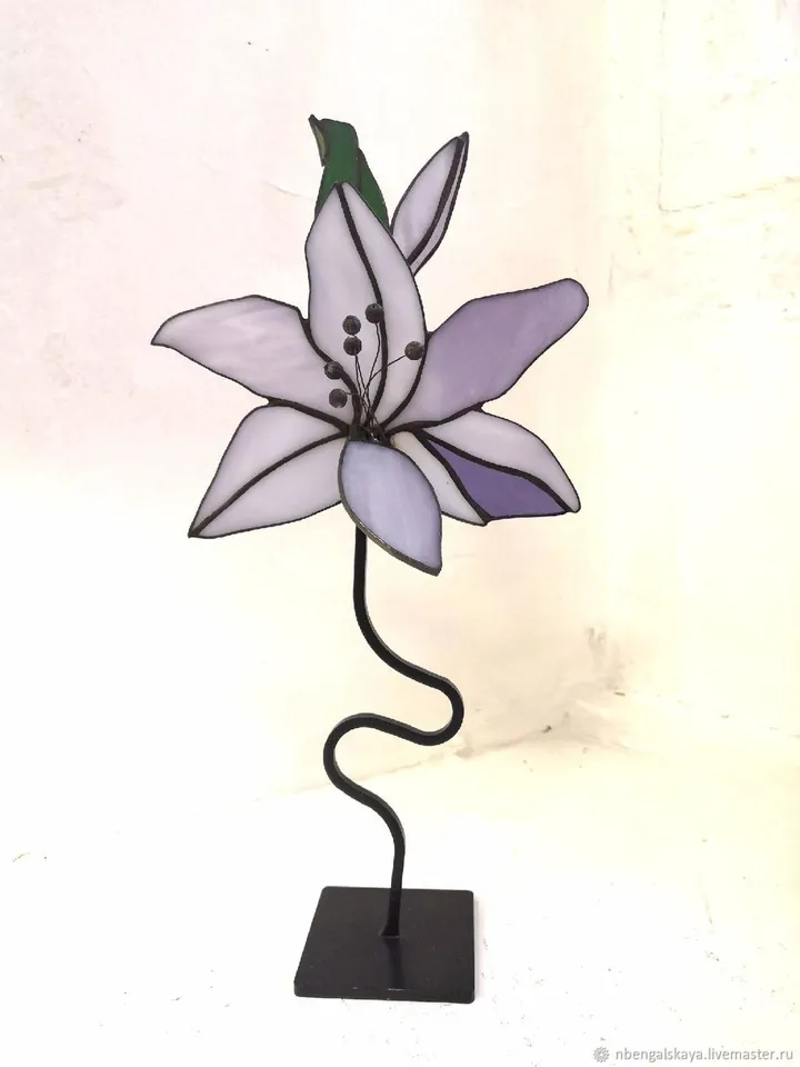 Stained Glass: Lily on a Stand, Graceful Lily – Glass Flower on Base, Lily Blossom – Tiffany Glass Sculpture, Elegant Lily – Decorative Glass Art, Delicate Lily – Handmade Glass Accent, Tiffany Lily – Floral Stained Glass on Stand