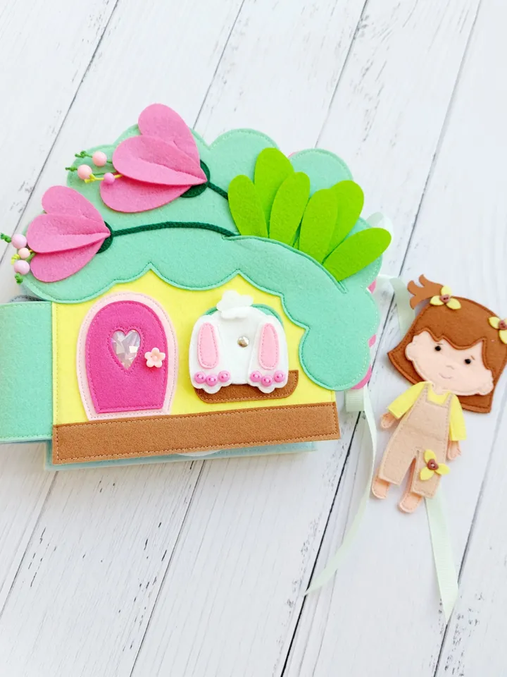 Spring Dollhouse Felt, Dollhouse for children with a set of clothes and food,Portable Fabric Dollhouse Room