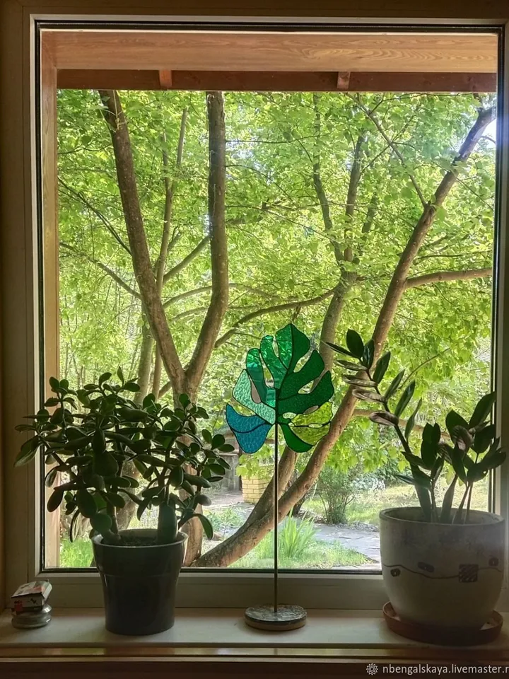 Monstera Leaf on a Brass and Cast Stone Stand, Stained Glass Leaf, Decorative Glass Plant, Tiffany Style Leaf, Monstera Glass Art, Green Glass Leaf, Monstera on a Stand