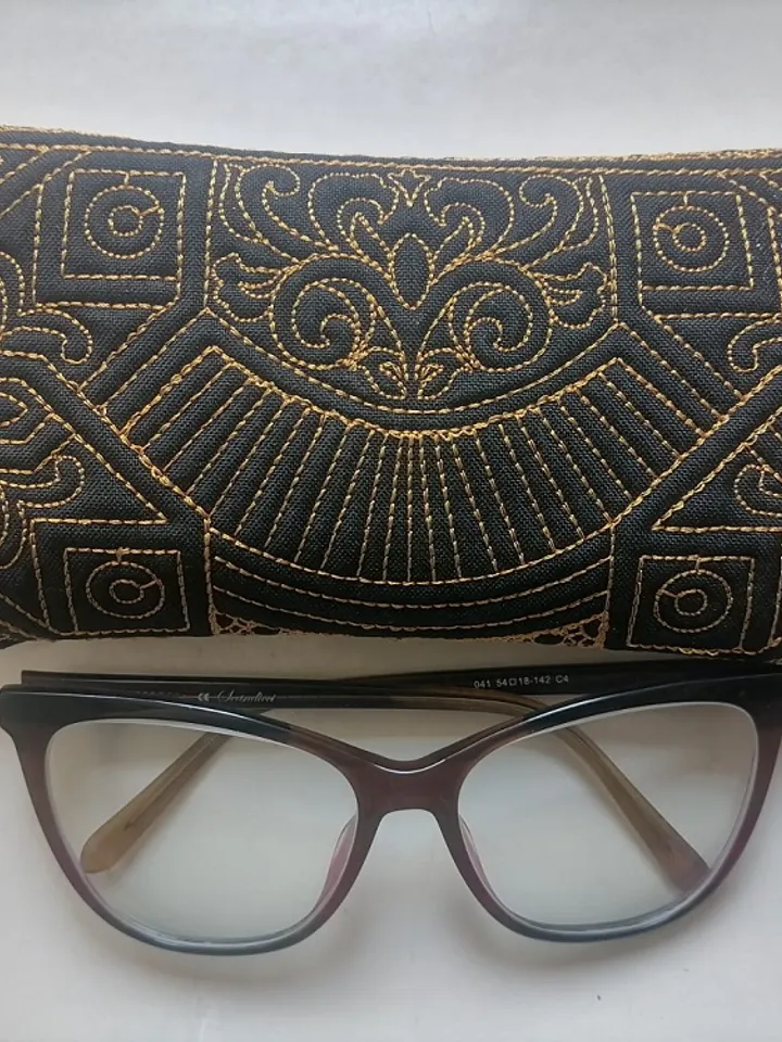 Case for glasses in trapunto technique Machine Embroidery Design