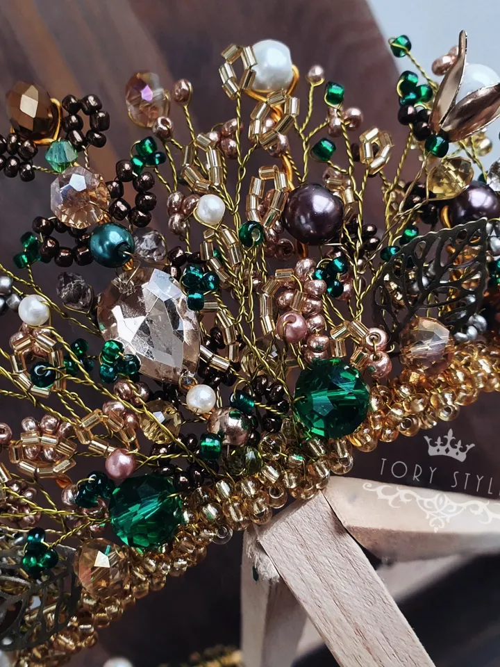 Gold emerald crown, Gold crown, Emerald crown, green crown, Crown, Gold tiara, Emerald tiara, Gold and green tiara, Gold and Emerald tiara, Forest accessories, Forest style jewelry, boho jewelry, rustic jewelry, Elven headpiece