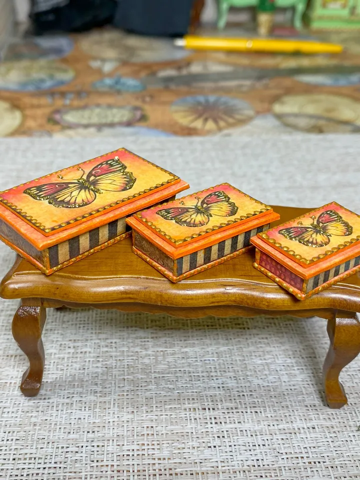 A set of boxes for a doll's house. 1:12.Dollhouse miniature. Accessories for the doll.