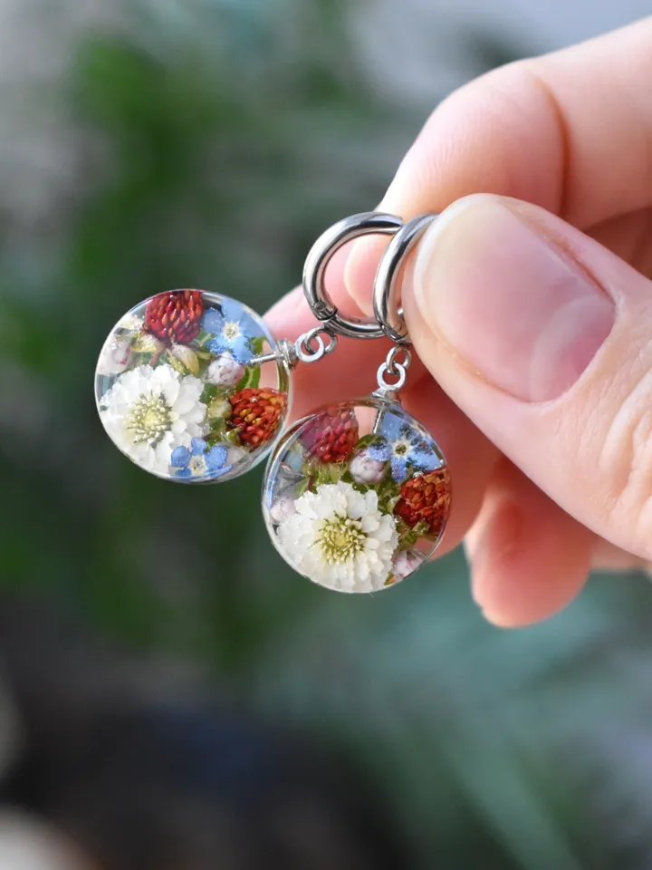 Earrings with strawberry in resin. Real pressed flower earrings. Earrings with strawberry.