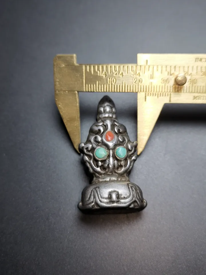 Gandhanra Antique Tibetan Buddhist Amulet,Triratna,Symbol of the Three Jewels,Nandipada Pendant Stamp,Made of Cold Iron,60 Years Old