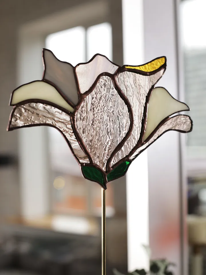 Magnolia. Stained Glass Panel on Stand, Magnolia Bloom, Stained Glass Art, Elegant Magnolia, Tiffany Glass, Magnolia in Soft Tones – Decorative Glass Artwork, Magnolia Flower – Handcrafted Glass Ornament, Artistic Magnolia – Interior Accent on Stand