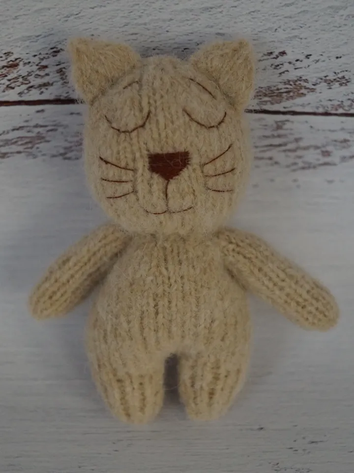 Round and Flat! Pattern cat and bunny knitting toy. PDF.