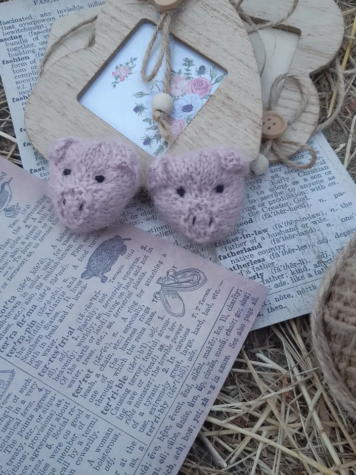 Small pig knitting pattern. Piggy toy tutorial.