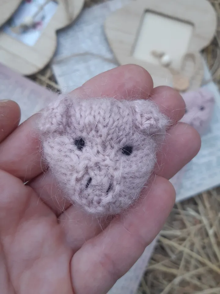 Small pig knitting pattern. Piggy toy tutorial.