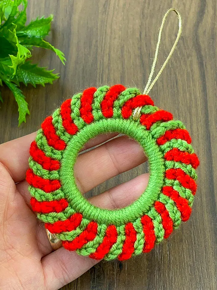 Crochet Holiday Wreath Pattern, DIY Red Green Christmas Ornament PDF, Handmade Festive Décor Tutorial, Beginner Crochet Project