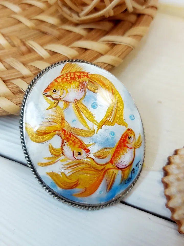 Handmade brooches for women with Lucky Goldfish: hand painted mother of pearl brooch with Guppy fish, elegant shell handmade Goldfıshes pin