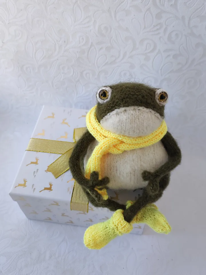 Funny toad knitted TO ORDER Handmade Crazy frog Knitted frog Knitted green froggy Cute green frog Knitted toad