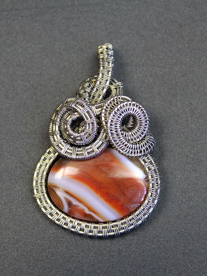 Handmade pendant made of nesilber wire with agate stone.