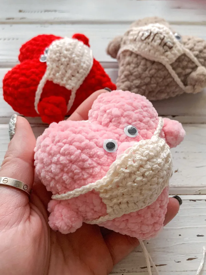 Crochet plush heart in mask, pattern PDF, digital instant download, small stuffed ornament, funny keychain Valentine’s Day, pendant on a car