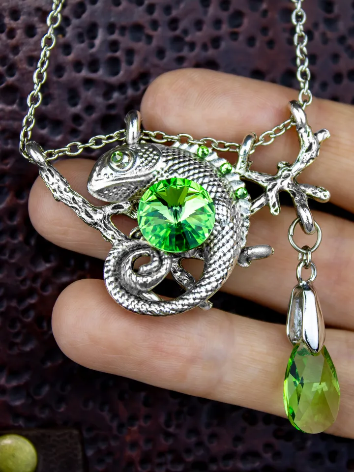 Chameleon Swarovski Crystal Pendant Necklace – Unique Green Gemstone Lizard Jewelry for Women