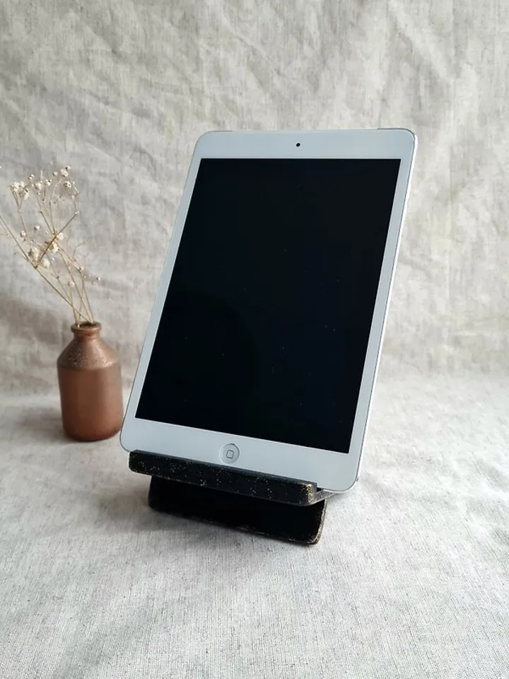 Craft Phone holder for desk Cell phone stand for man Black and gold phone stand