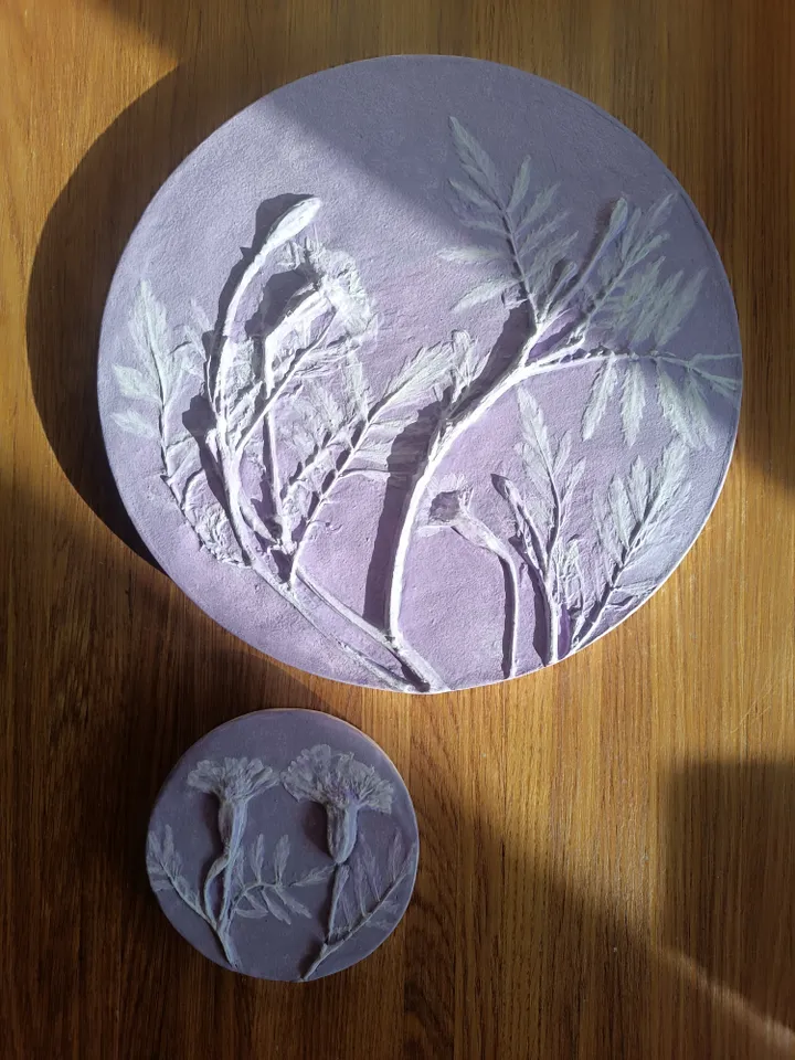 Botanical bas-relief depicting a velvet tree