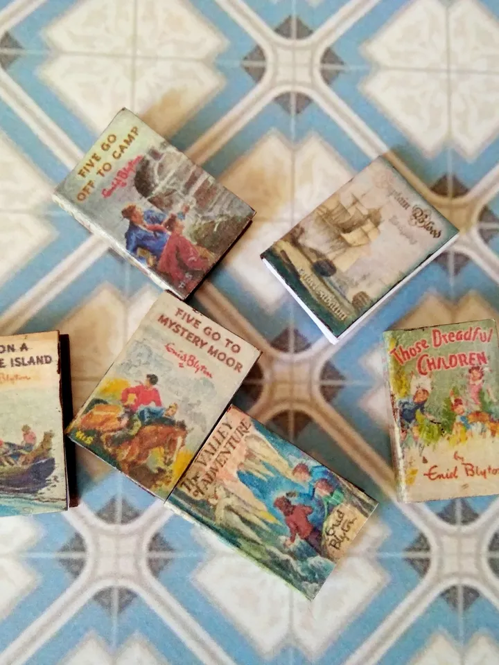 Books. A set of books. 6 items.1:12 scale.