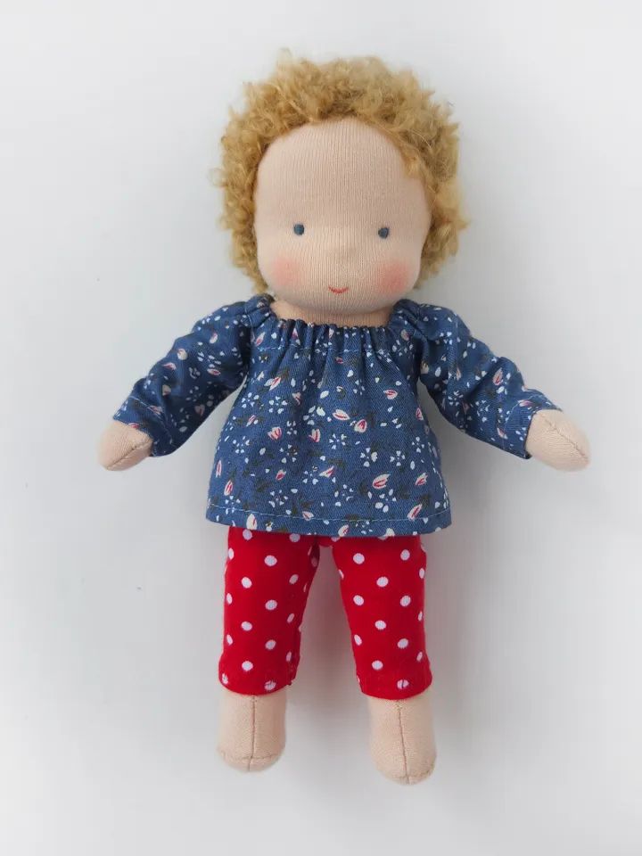 DIY clothes set for a Waldorf doll 7 inch (18 cm) tall. PDF sewing patterns and tutorials.