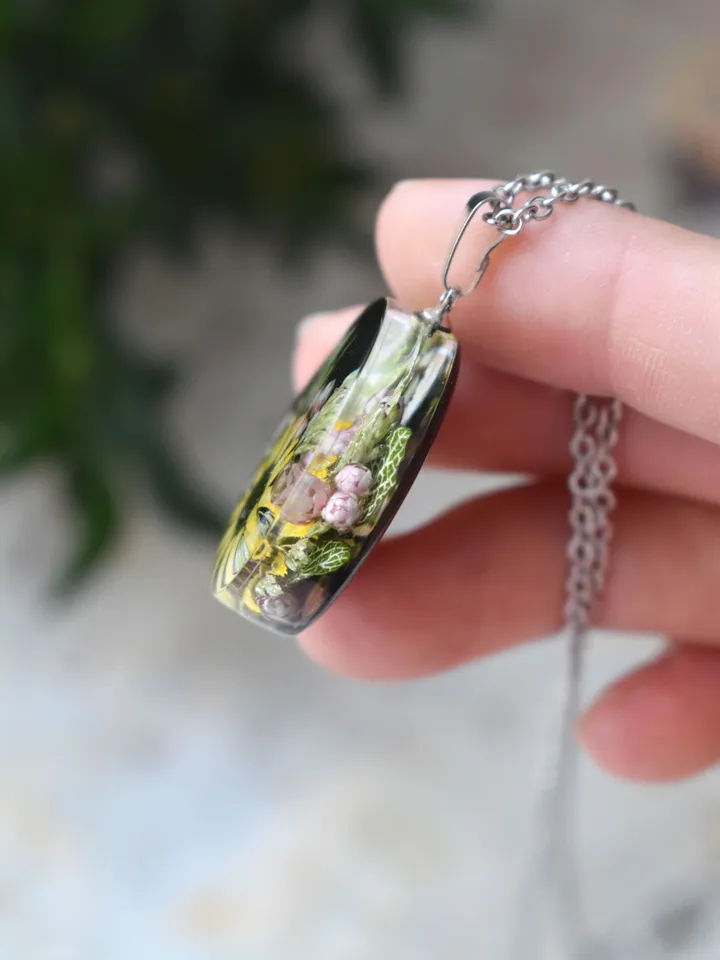 Pendant with sunflower and Fittonia in resin. Tiny Flower Necklace.