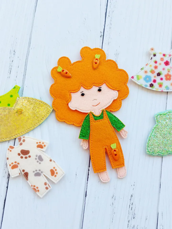 Carrot Dollhouse Felt Dollhouse Kids Dollhouse with Clothes and Food Set Portable Fabric Doll Room