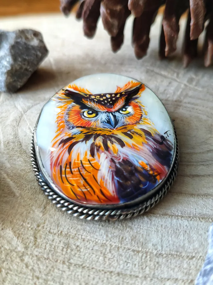 Brooches for women: Wisdom owl on pearl brooch • Gift for teacher • elegant bird brooch • handmade wizard jewelry • gorgeous pin for dress