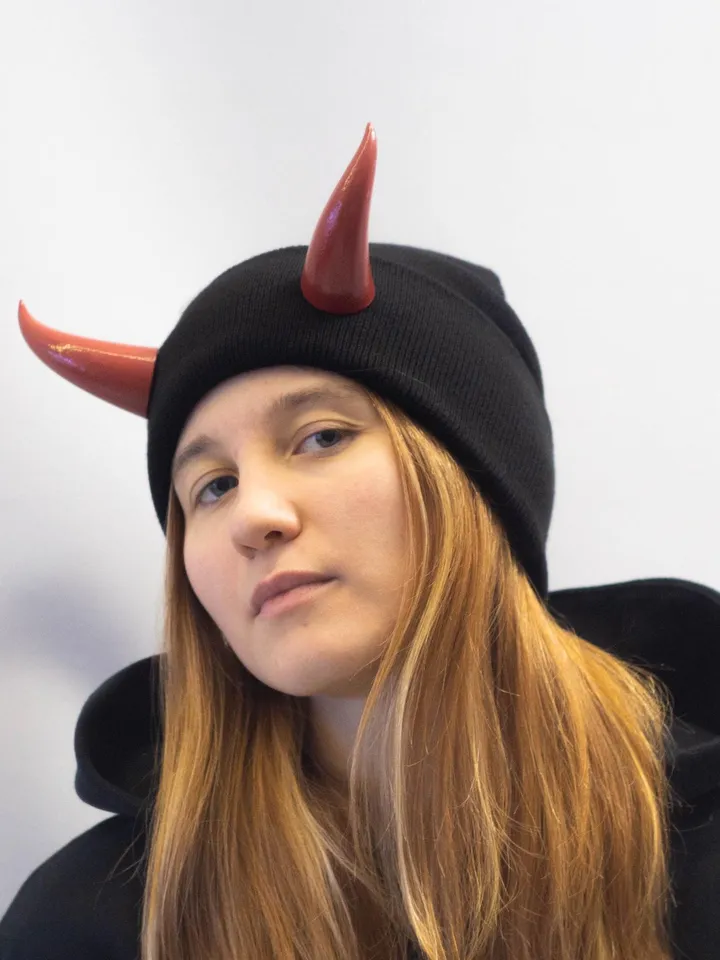 Black Beanie with red devil horns, slouchy fisherman-style beanie with bull horns for Halloween, Photoshoot, Realistic Fantasy Cosplay Horns