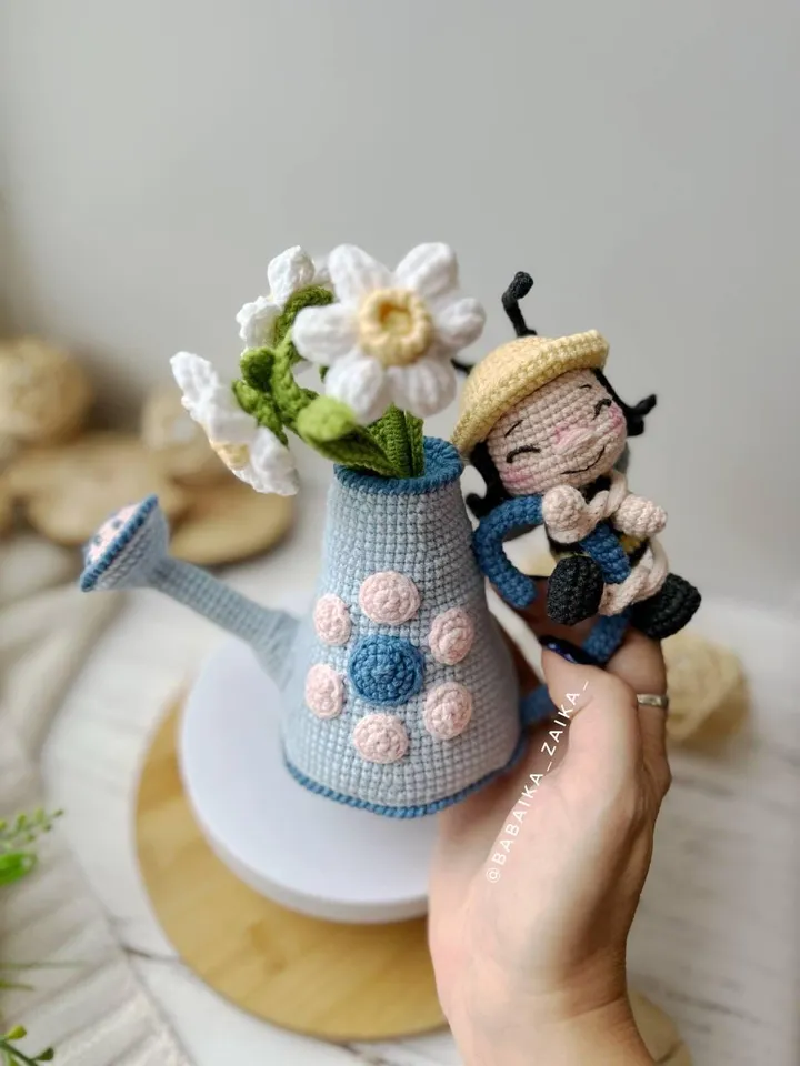 PDF Crochet Pattern Spring Watering Can with a Baby Bee, Amigurumi Decor pattern, Crochet bee, Cute Bee, Doll pattern, Small Baby Toy Patter