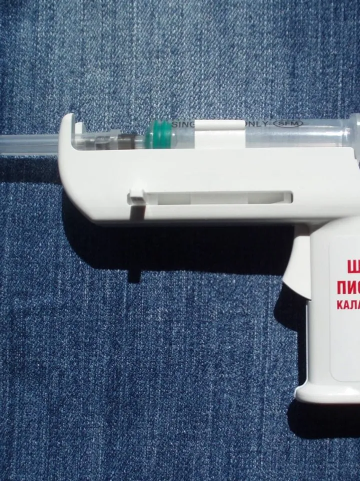 Syringe gun Kalashnikov, Injection device