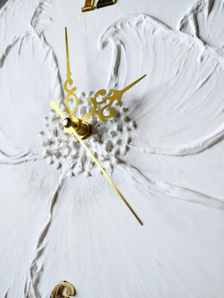 Wall clock with white flower on gray background Round clock Silent clock for bedroom, living room or nursery Gift for Christmas, Birthday, Mother's Day, Wedding, Housewarming