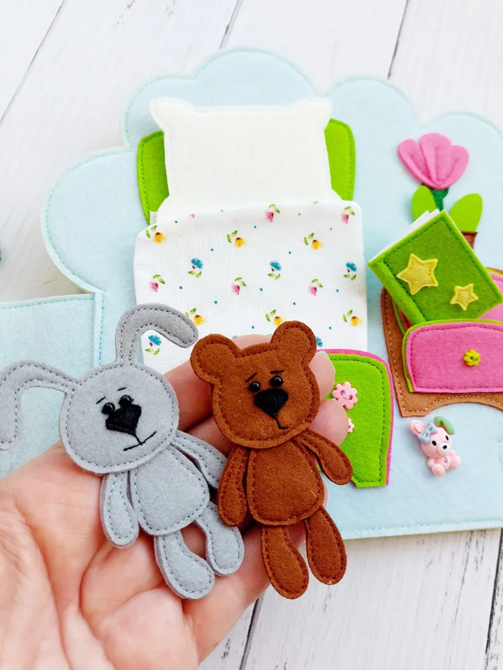 Spring Dollhouse Felt, Dollhouse for children with a set of clothes and food,Portable Fabric Dollhouse Room