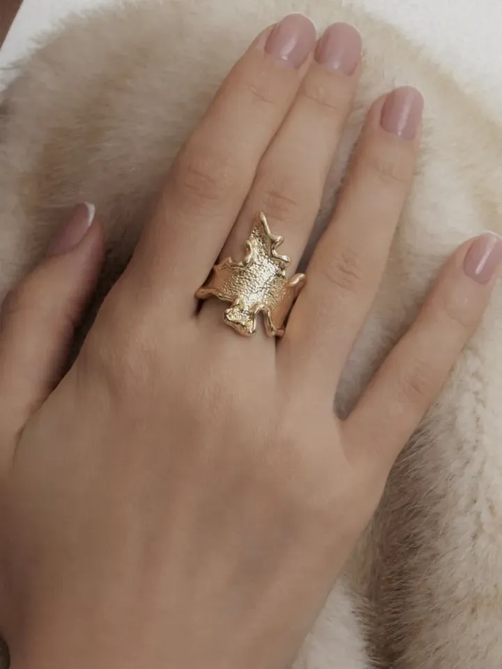 Ring, gold-plated, crumpled, embossed, large with the effect of compressed metal, curved trendy shape, textured, wide, one-size adjustable 16-20 size