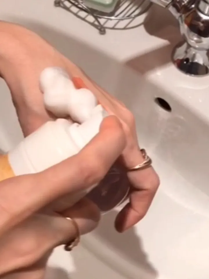 Gentle Foaming Face Wash for Normal Skin with Floral Extracts