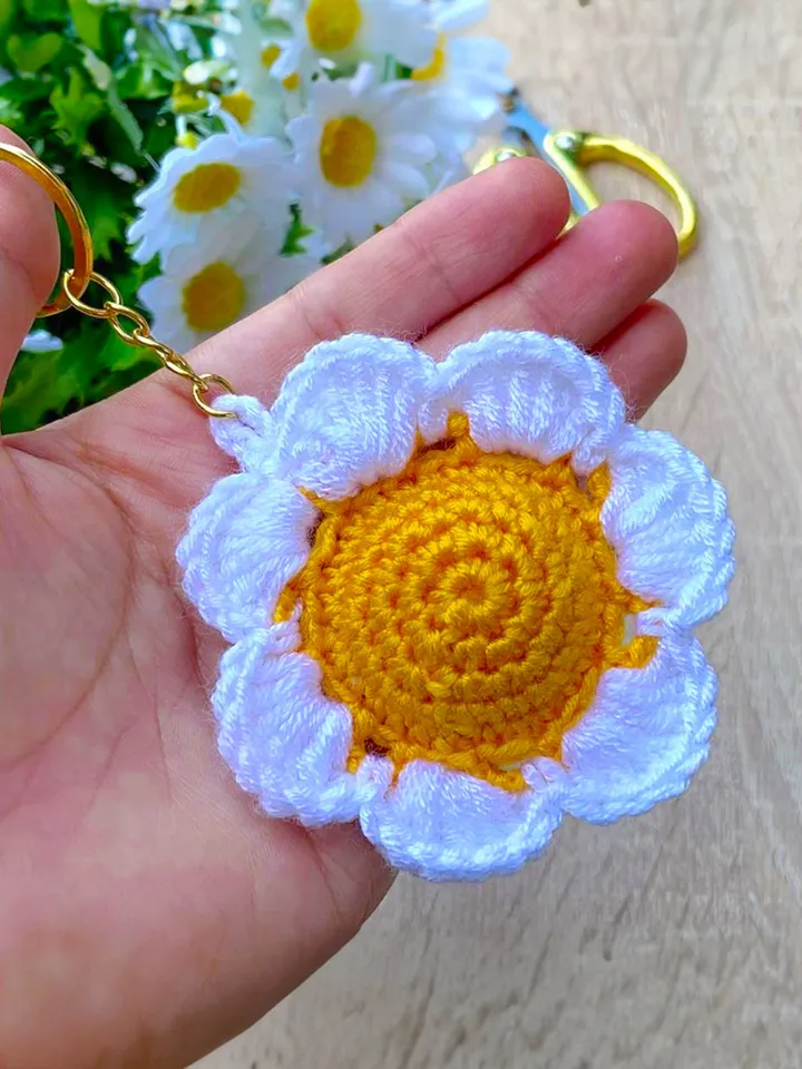 Crochet Daisy Keychain Pattern, Easy PDF Tutorial for Beginners, Create a Flower Key Holder Gift for Friends & Family