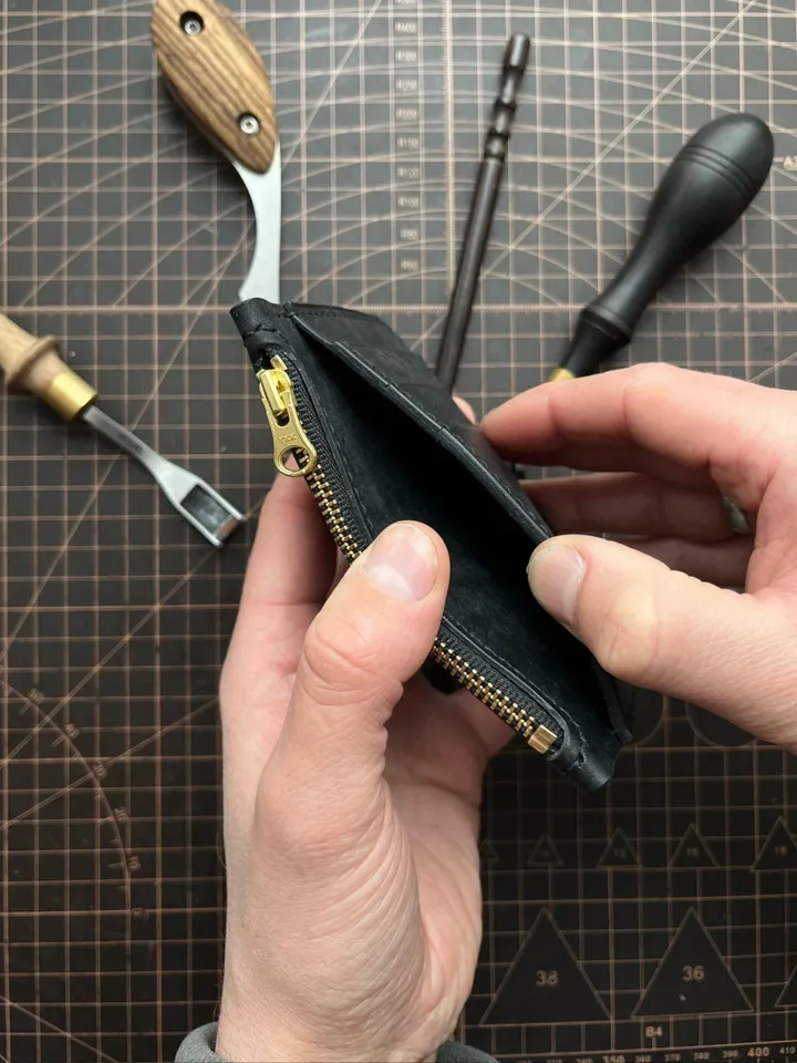 Pattern of Zipper card leather wallet in PDF format with a step of 4 mm.