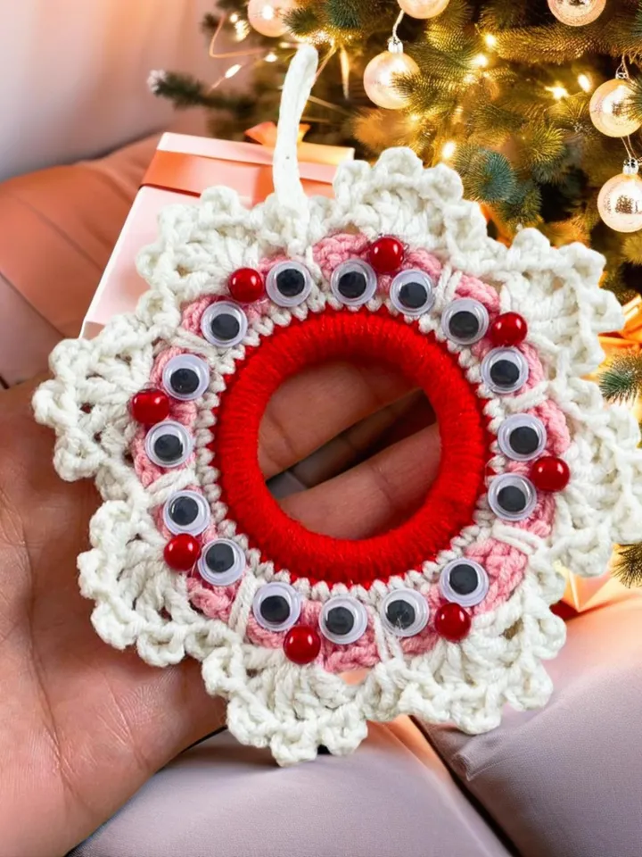 Whimsical Crochet Christmas Wreath Pattern, Fun and Festive Ornament Design, Googly Eye Decor Pattern, Easy DIY Ornament for Christmas Gift