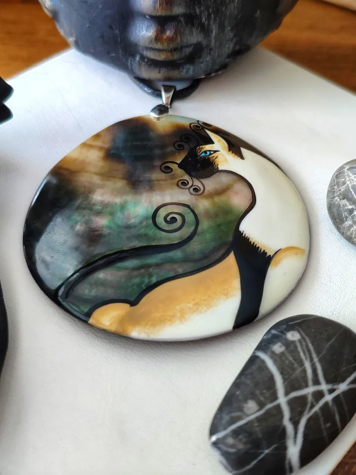 Mother-of-pearl Russian hand-painted necklace pendant "Siamese Cat". Hand paint necklace pendant.