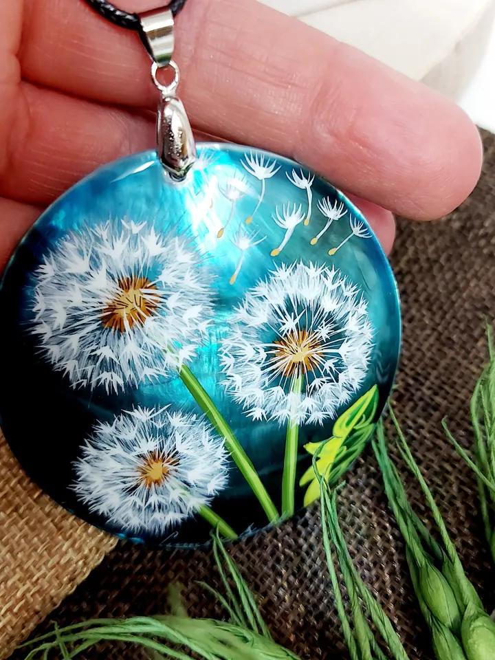 Nature's Delight: Artistic Nacre Pendant - Hand-Painted Three Dandelions on Blue, A Tribute to the Fleeting Beauty and Symbol of Resilience