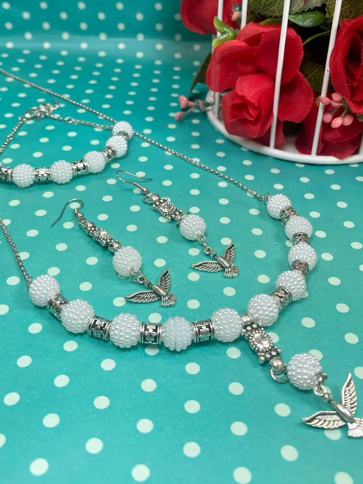 Handmade set. Handmade jewelry. Metal birds on a pendant. Handmade. Author's design.