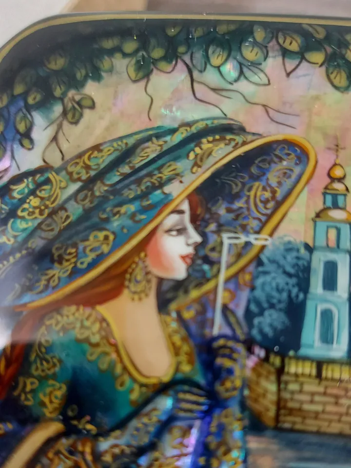 Beautiful Lacquer Box "The lady in the hat", Hand painted miniature painting jewelry box Mother of pearl Papier mache Art gift Fedoskino